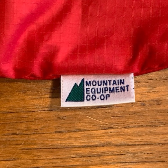 Running Room windbreaker. Size large. Measurements in photos - Picture 5 of 7